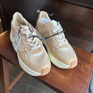 Zara Beige and White Casual Sneakers size 39 or US 8